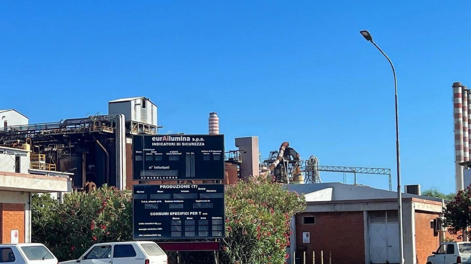 Eurallumina, operai a 40 metri su silo 'Mimit ci convochi'