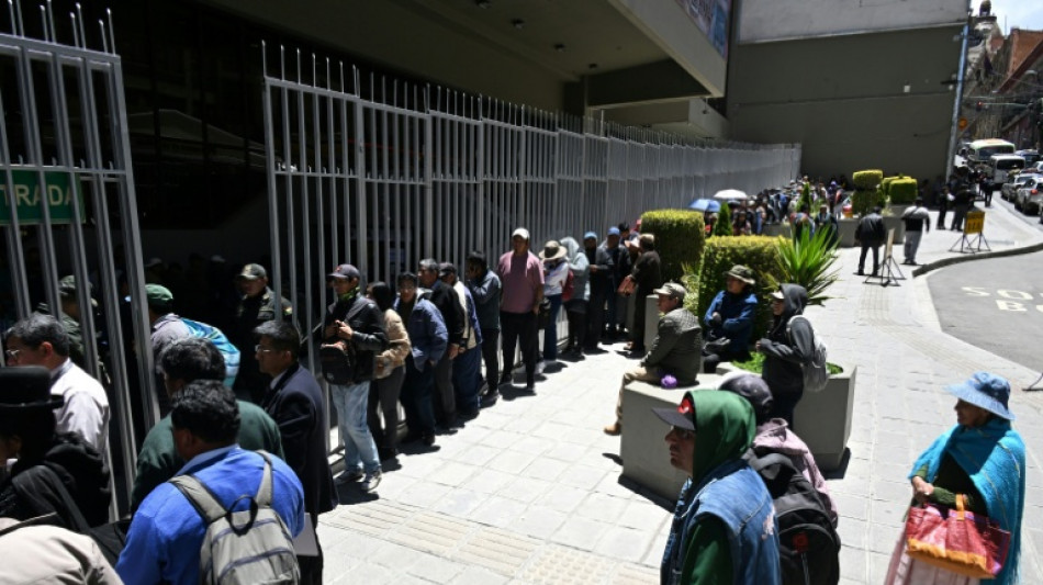 Bolivianos saturan bancos por cambiar billetes confundidos con robados de un accidente a&eacute;reo