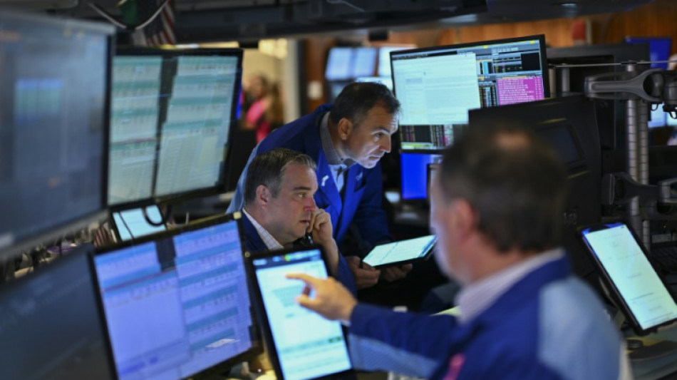 Wall Street ouvre en nette baisse, prise de court par l'emploi am&eacute;ricain