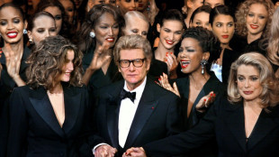 Une vingtaine de dessins de nus sign&eacute;s Yves Saint Laurent mis aux ench&egrave;res