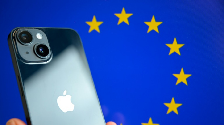 UE anuncia multas elevadas contra Apple e Meta em meio a tensões comerciais com EUA