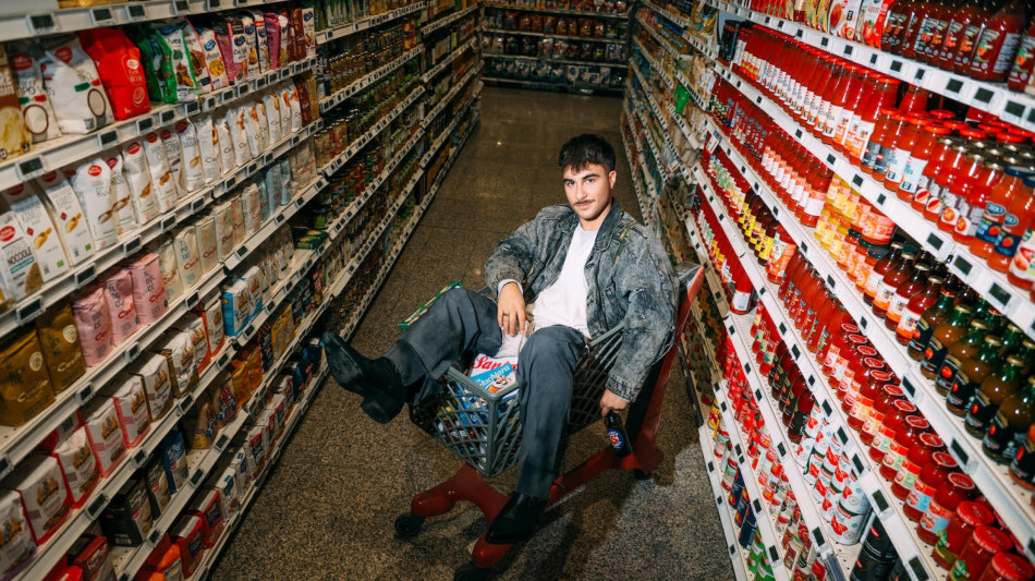 Santachiara, performance di 'guerrilla art' in un vero minimarket