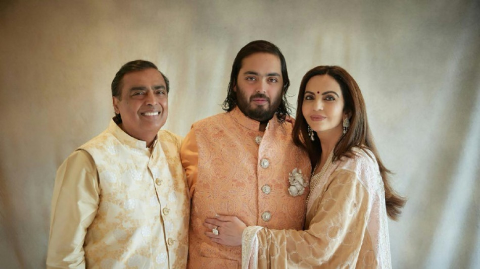 Inde: l'homme le plus riche d'Asie marie son fils et des couples d&eacute;vaforis&eacute;s