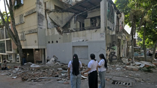 Socorristas buscam sobreviventes de terremoto que matou 111 na Col&ocirc;mbia