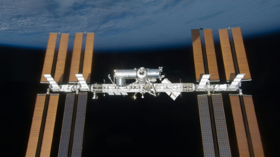 Astronautas abandonan brevemente la EEI por una reparaci&oacute;n programada de fugas