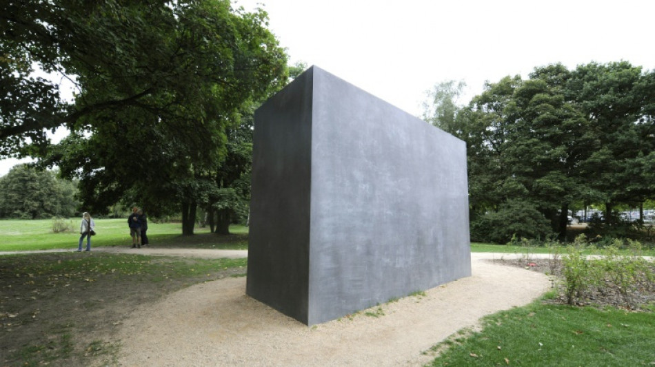 Homophobe Plakataktion an Berliner Mahnmal f&uuml;r von Nazis verfolgte Homosexuelle