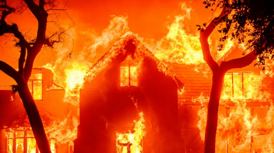 Dos muertos y varios heridos por voraces incendios alrededor de Los &Aacute;ngeles