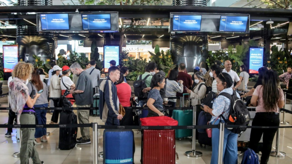 Indon&eacute;sia fecha oito aeroportos devido a erup&ccedil;&atilde;o vulc&acirc;nica; 150 mil passageiros s&atilde;o afetados