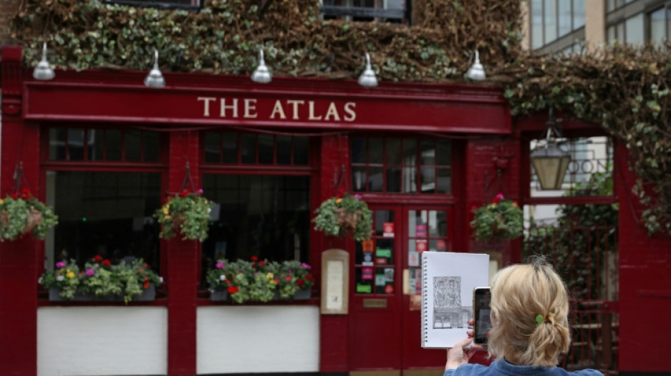 Una artista dibuja uno a uno los miles de pubs de Londres