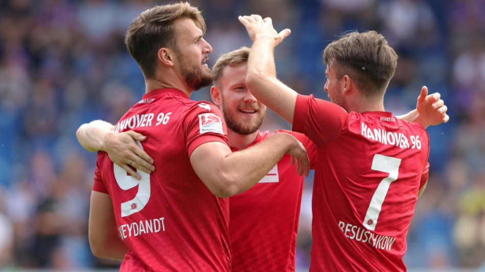 2. Liga: Hannover st&uuml;rzt Regensburg - St. Pauli siegt klar