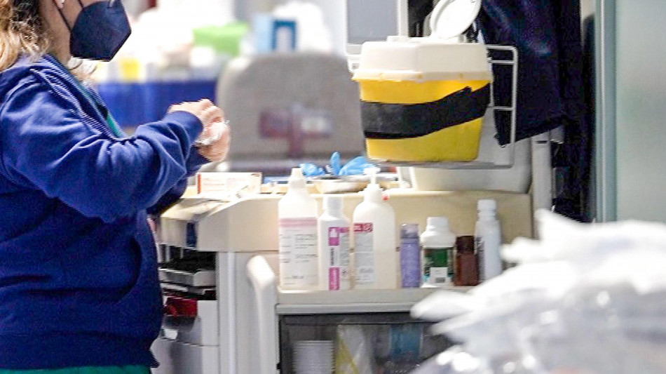 Firmato il contratto della Sanit&agrave;, a infermieri aumento 240 euro lordi al mese