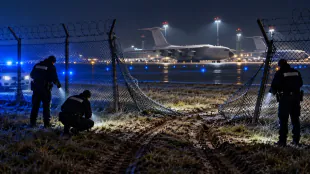 Flughafen Leipzig: Auto durchbricht offenbar Sicherheitszaun