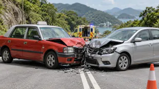 西貢公路私家車與的士迎頭相撞　兩人受傷交通一度擠塞
