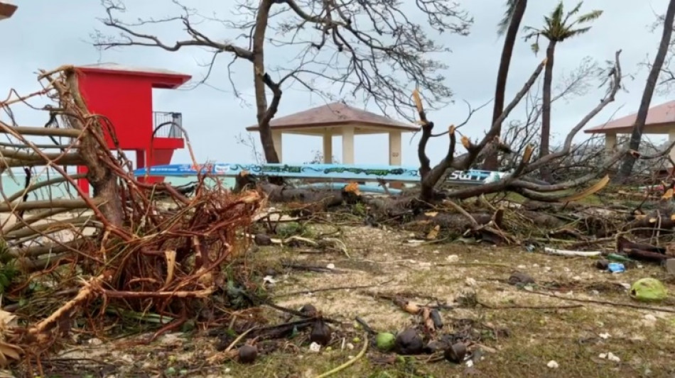 El tif&oacute;n Mawar se aleja de Guam tras causar estragos