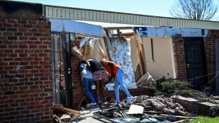 La alegr&iacute;a de seguir vivos tras paso de mort&iacute;fero tornado en Misispi
