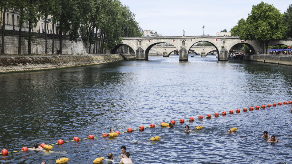 Boom dei tuffi nella Senna, oltre 50.000 hanno fatto il bagno
