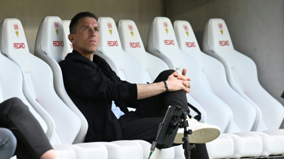 Wolfsburg fire coach Bauer with relegation looming