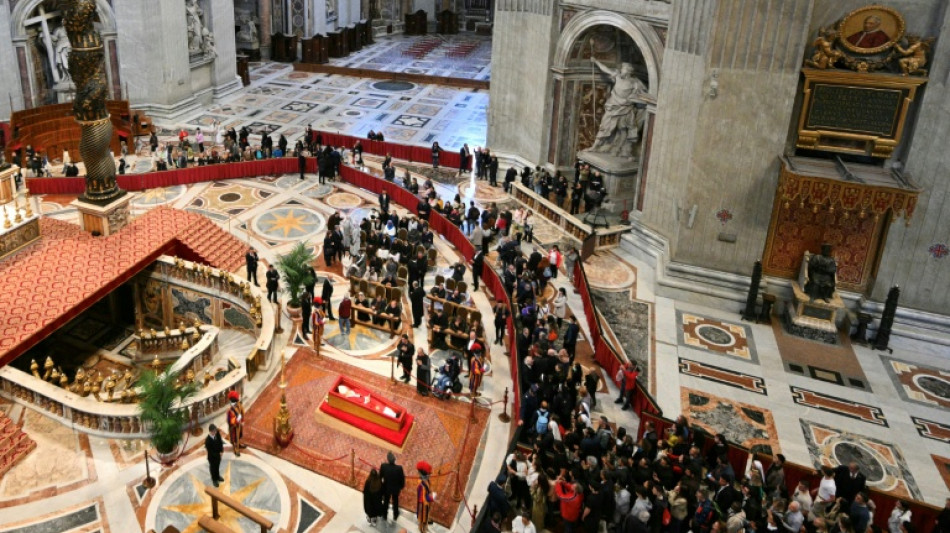 Más de 50.000 fieles visitan la capilla ardiente del papa Francisco