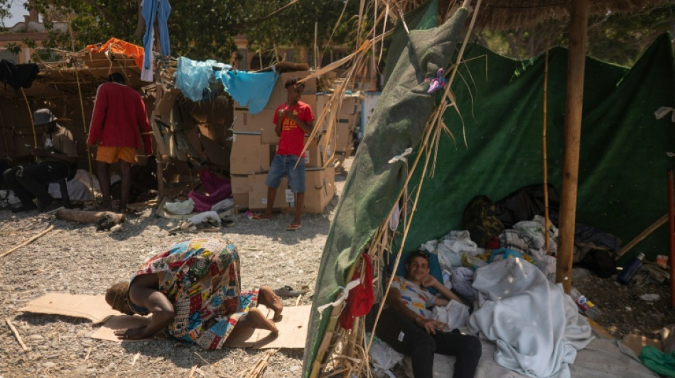 Espa&ntilde;a abre centros de acogida para los migrantes que siguen en Ceuta
