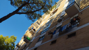 Gi&ugrave; da finestra durante controllo,agenti a rischio processo