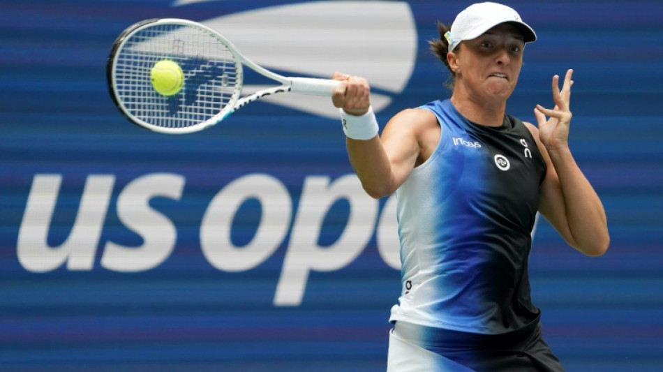 Defending champion Swiatek eases into US Open second round