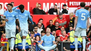 Manchester City, com dez, vence cl&aacute;ssico contra Manchester United