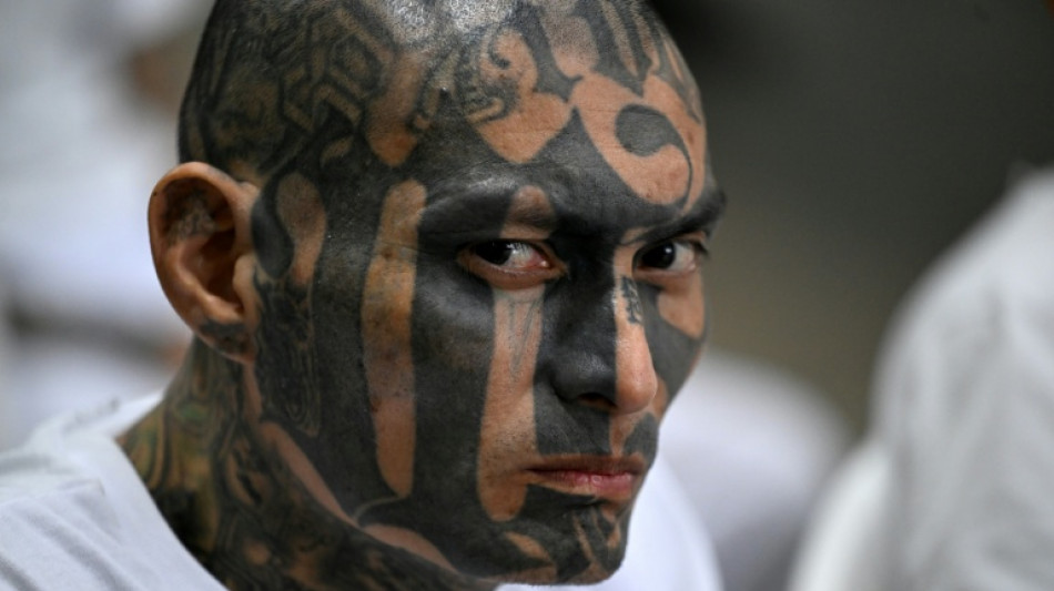 Membros de gangue ouvem relato de seus crimes na megapris&atilde;o de El Salvador