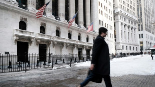 Wall Street commence la semaine h&eacute;sitante