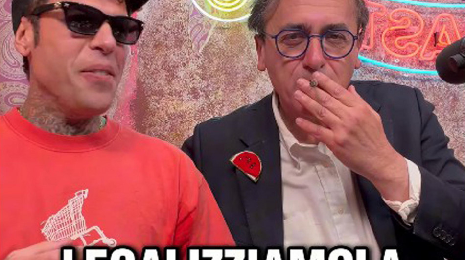 Bonelli da Fedez, 'legalizzate la marijuana'. E fa un tiro in diretta