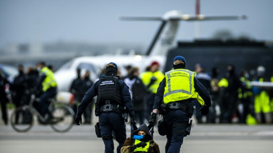 Climat: des centaines d'activistes arr&ecirc;t&eacute;s &agrave; l'a&eacute;roport d'Amsterdam Schiphol