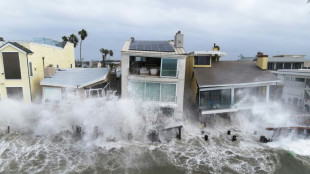En Californie, la houle de la temp&ecirc;te Rachel laisse des maisons au bord de l'effondrement