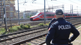 Poliziotto ferito operato per sette ore, &egrave; stabile