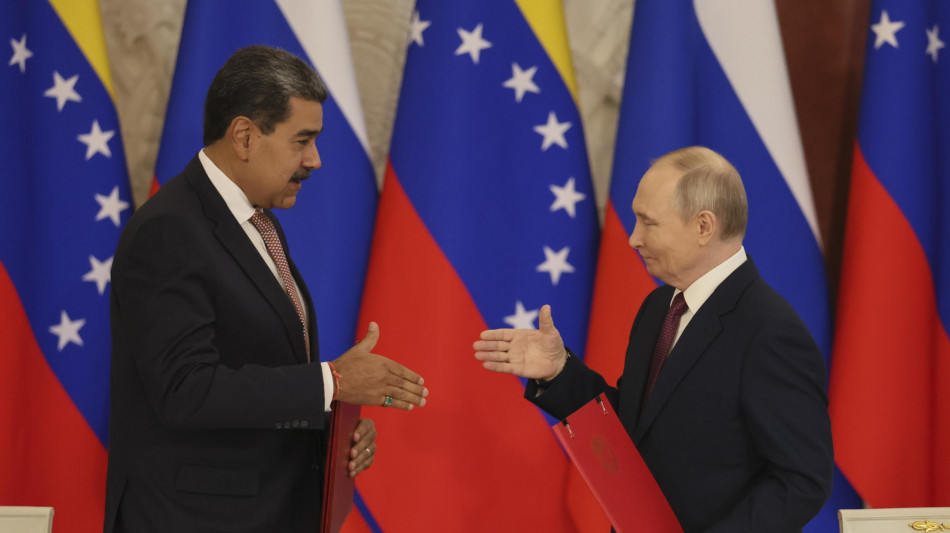 Putin parla con Maduro, 'solidariet&agrave; contro le pressioni esterne'