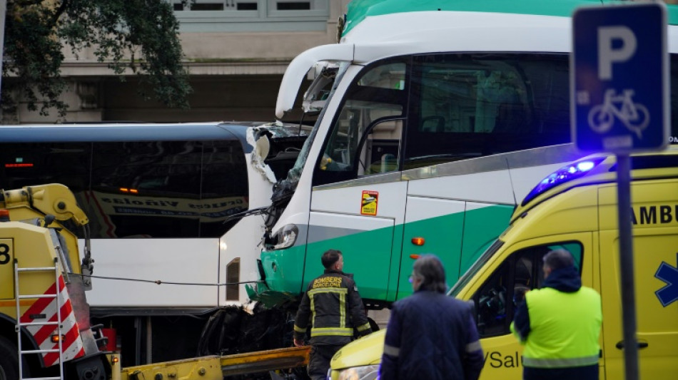 Treinta y cuatro heridos, 4 cr&iacute;ticos, en un choque entre dos autobuses en Barcelona