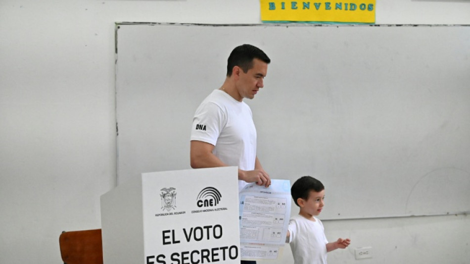 Ecuador votó referendo sobre regreso de bases militares extranjeras y nueva Constitución