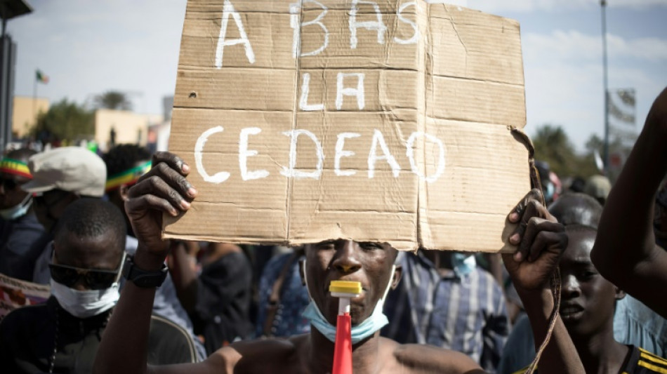 Burkina: la junte r&eacute;tablit la Constitution, des &eacute;missaires internationaux rencontrent Kabor&eacute;