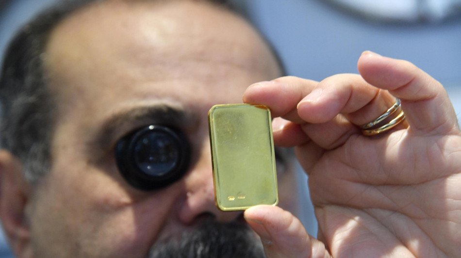 L'oro &egrave; in calo a 2.632 dollari l'oncia