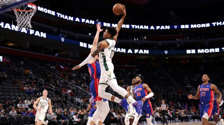 Antetokounmpo y Middleton lideran la paliza de los Bucks a los Pistons