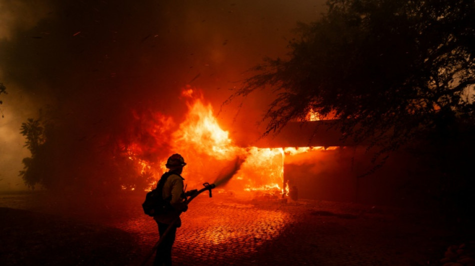 &Oacute;rdenes masivas de evacuaci&oacute;n y un centenar de casas destruidas por un incendio en California