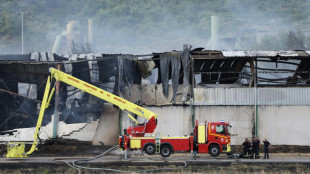 Francia confina a 30.000 personas tras incendio en almac&eacute;n de desechos industriales