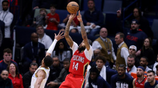 Pelicans down Lakers, James 36 points from NBA record, Curry hurt in Warriors win