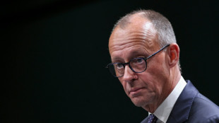 Merz hebt verbindende Kraft des Fußballs hervor