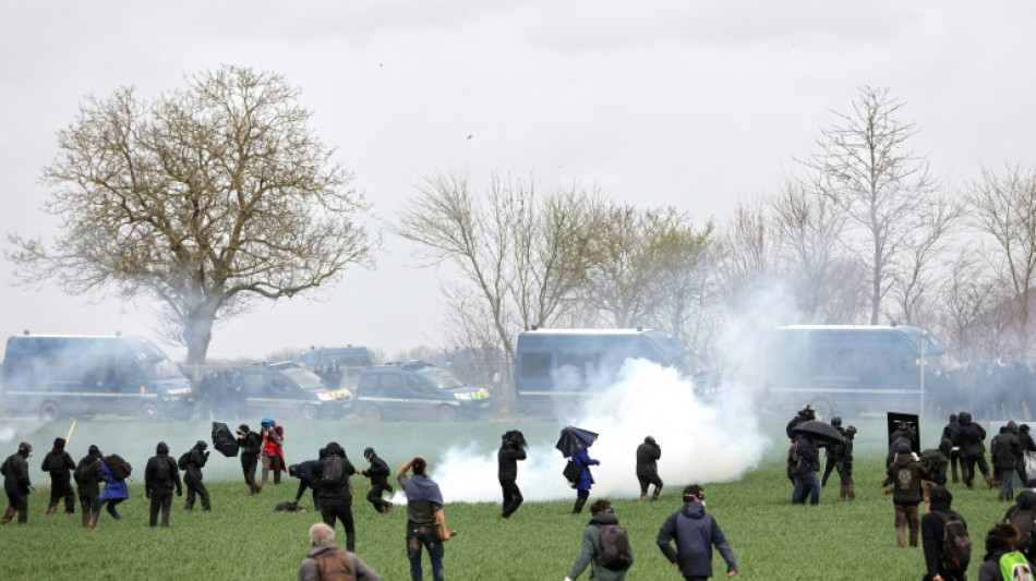 Batalla campal en poblado franc&eacute;s contra los embalses agr&iacute;colas