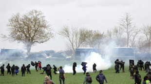 Batalla campal en poblado franc&eacute;s contra los embalses agr&iacute;colas