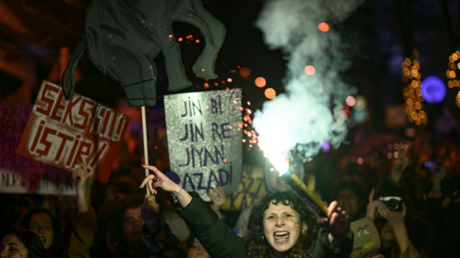 In Istanbul, despite ban, thousands march for Women's Day