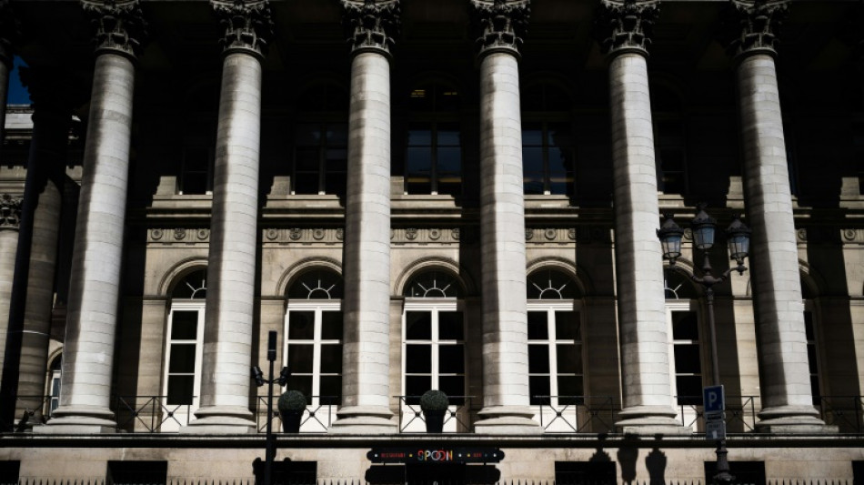 La Bourse de Paris lest&eacute;e par les incertitudes budg&eacute;taires, le taux fran&ccedil;ais d&eacute;passe 4,80%