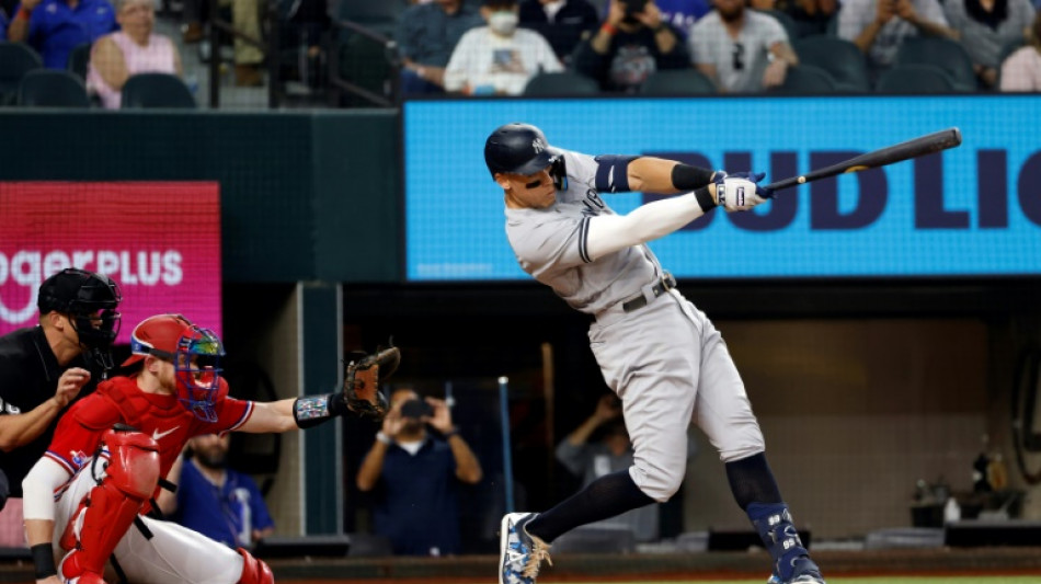 Judge blasts 62nd homer to beat Maris record